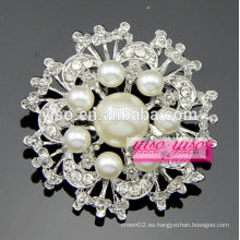 Deslumbrante diamante claro diseño floral broche